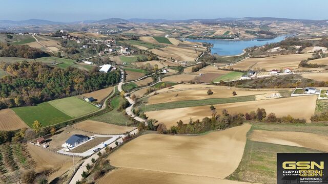 KOCAELİ PAMUKLAR MAHALLESİNDE TAHTALI GÖLETİ MANZARALI ASFALTA CEPHE SATILIK ARSA 